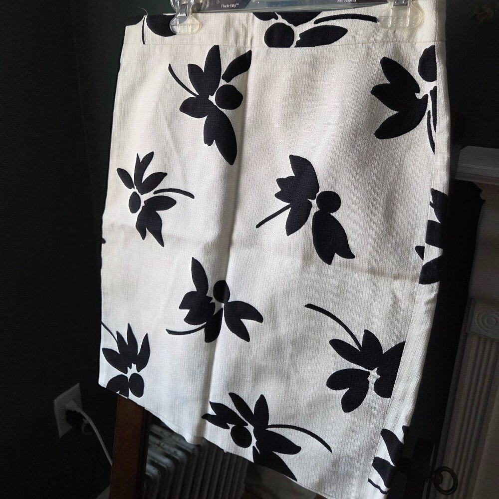 White and black floral pencil skirt from JCrew Size 6